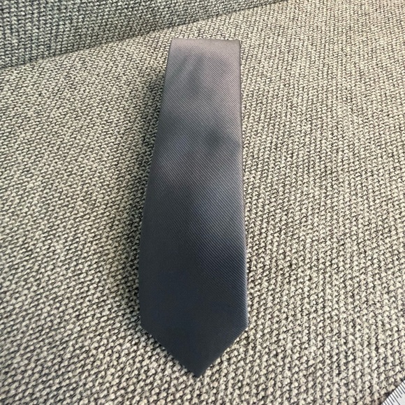 Gray Tie Set with Elegant Accessories - Picture 10 of 16